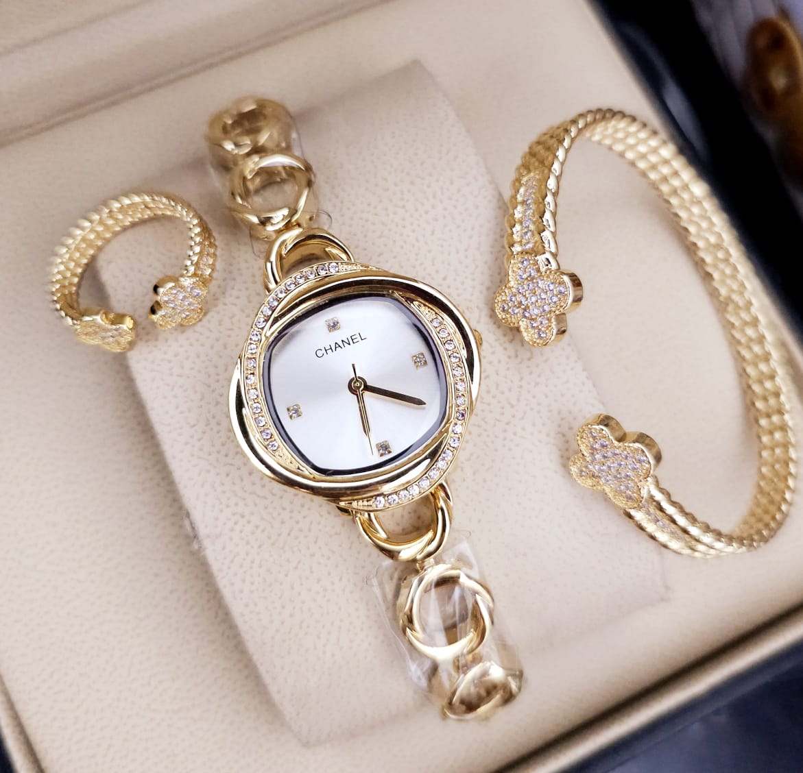 Chanel dorado cara blanca circones