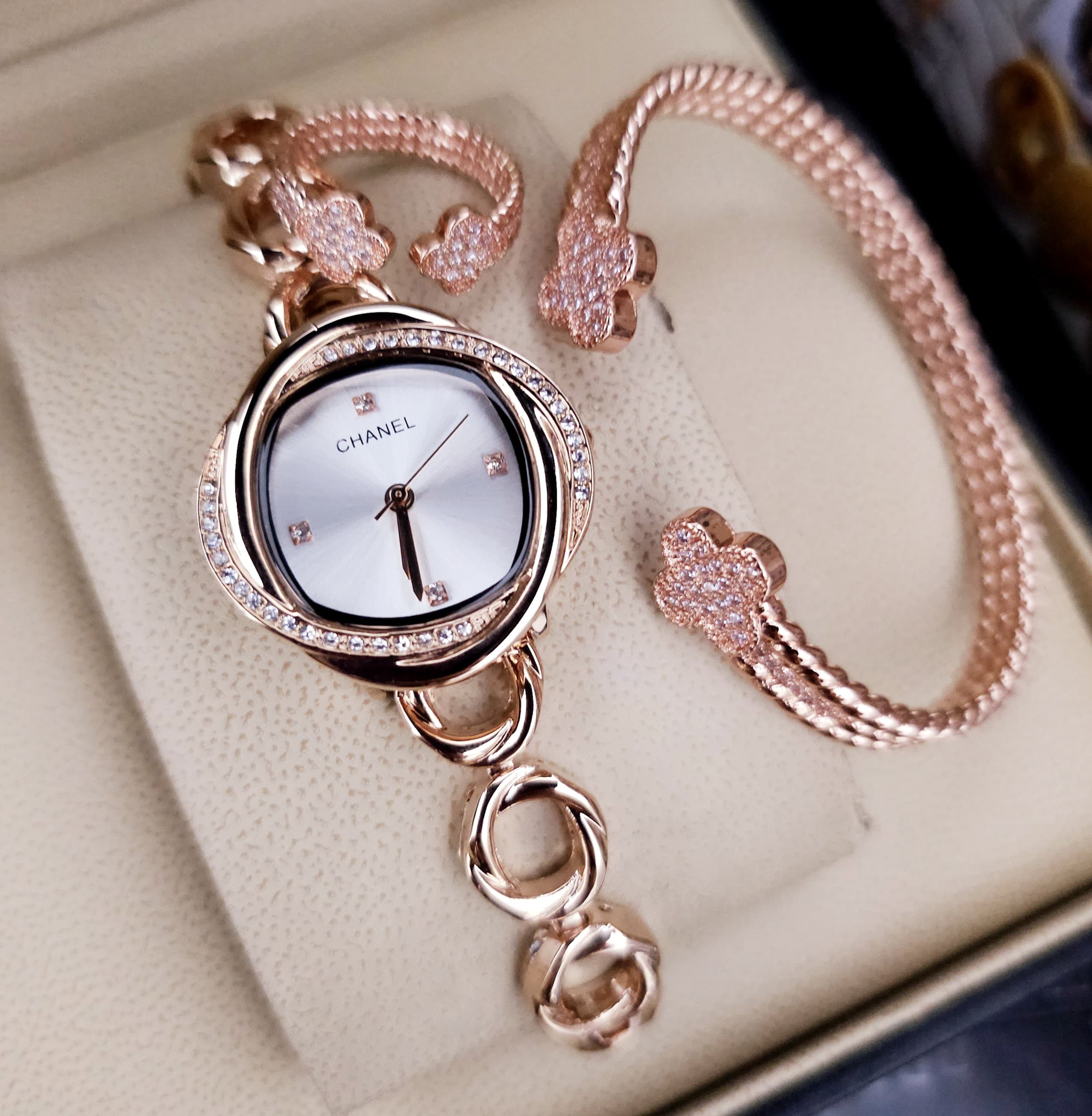 Chanel Oro Rosa Fondo Blanco Circones