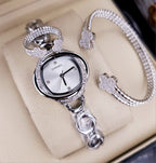 Chanel plateado fondo blanco circones