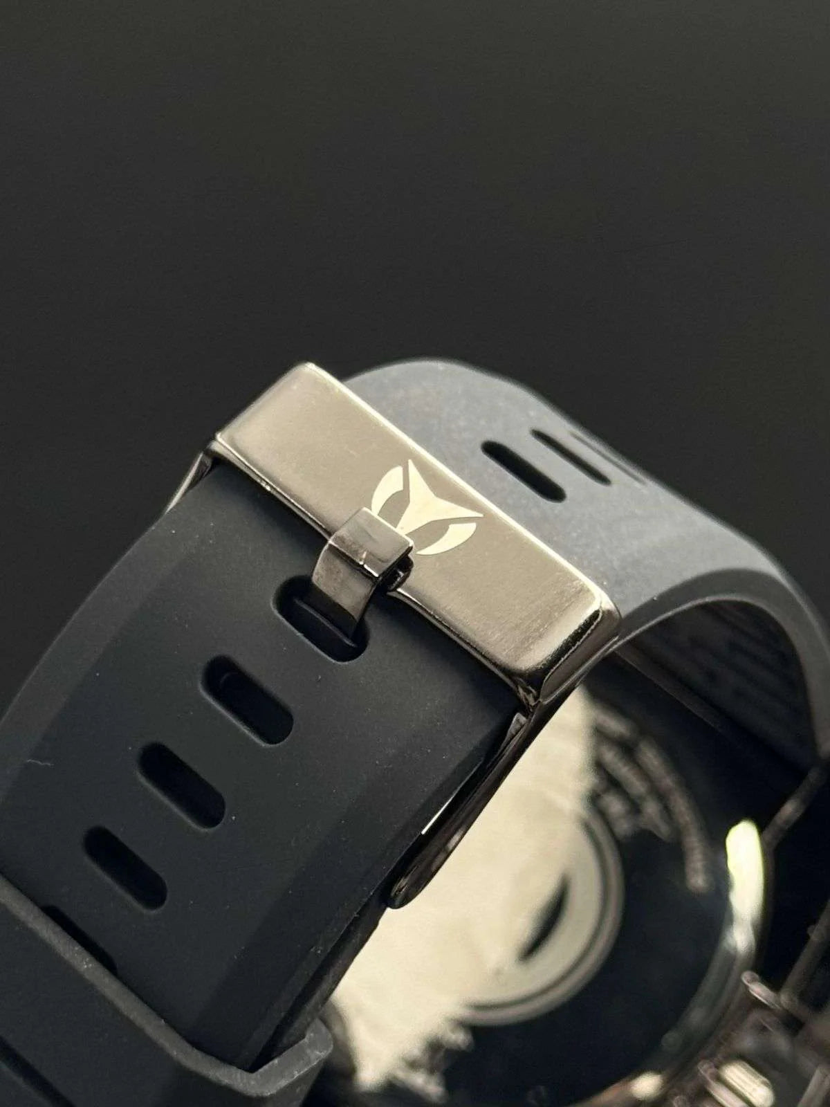 TCHNOMRN CRONO TABLERO DORADO GOMA NEGRA