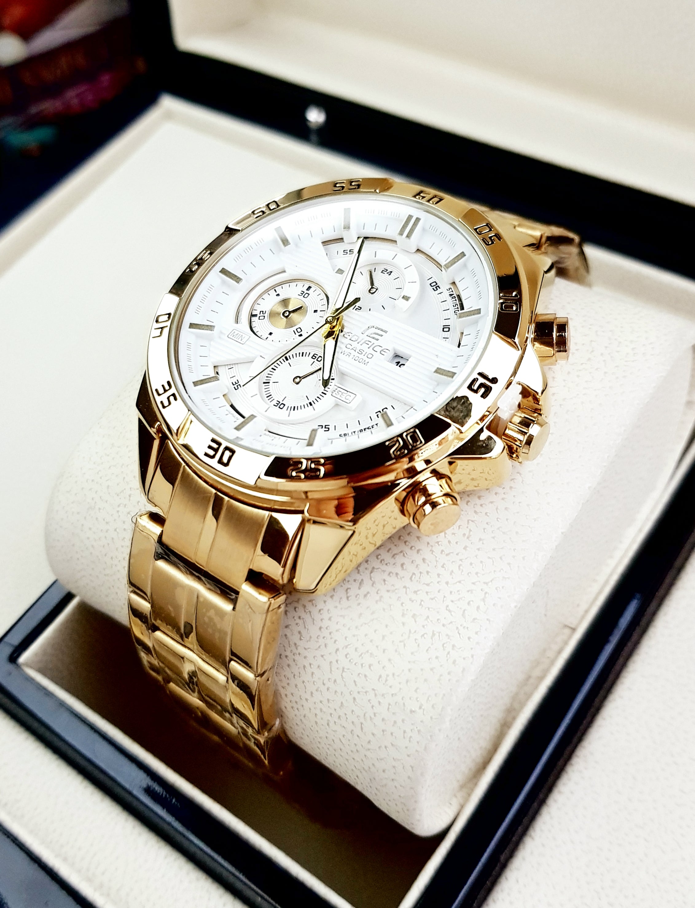 Casio Edifice Dorado D879 Fondo Blanco Luxury
