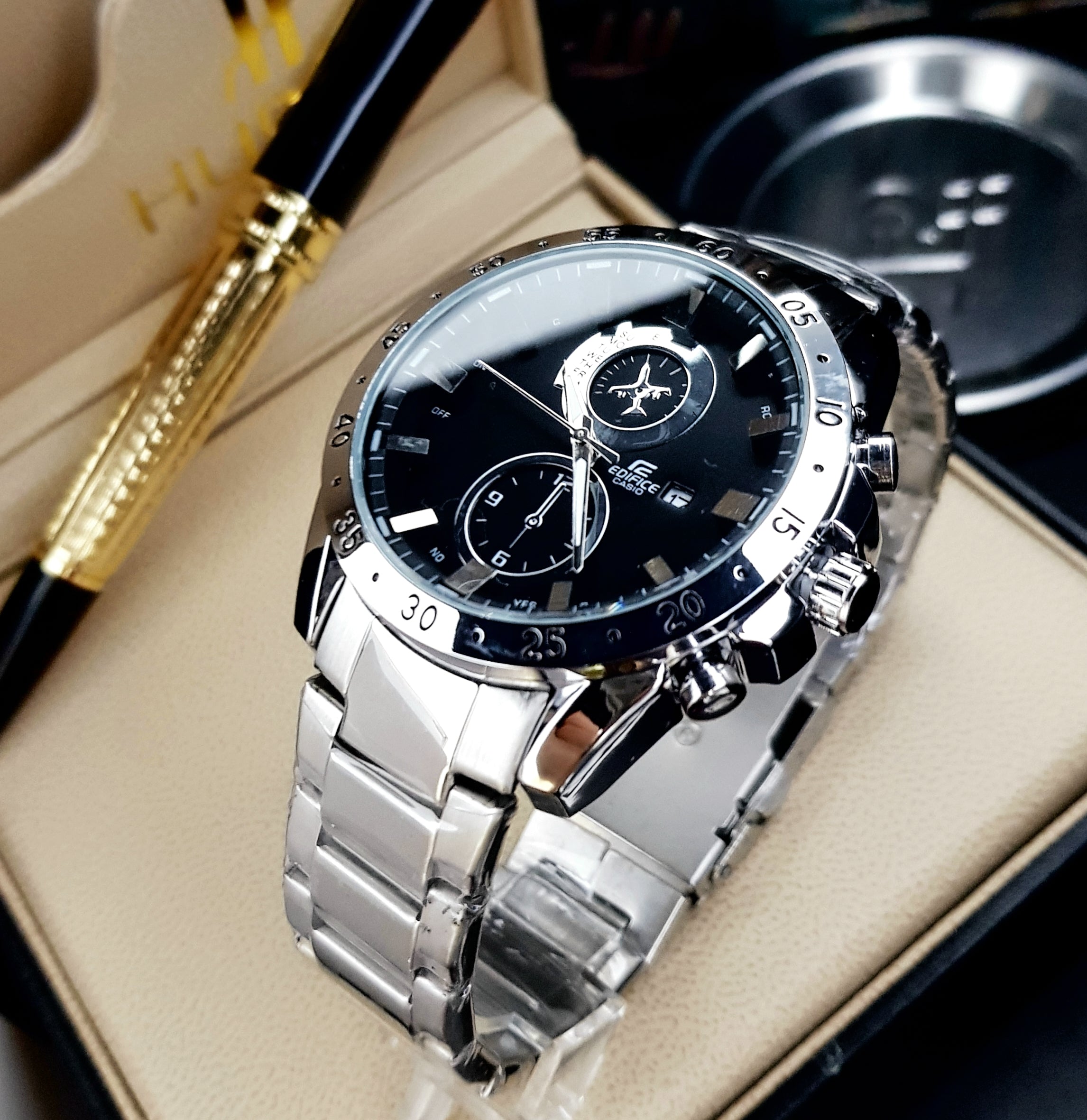 Casio Edifice Plateado 977P Fondo Negro